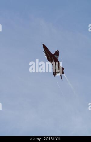 Royal Air Force (RAF) formazione di frecce rosse squadra espositore aerobico volo British Aerospace Hawk T.1 Jet Trainer Aircraft, volo sul Warwickshire. Foto Stock