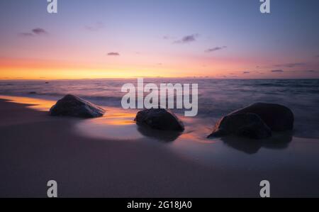 Splendido tramonto sulla spiaggia di un parco nazionale in svezia dopo una giornata estiva Foto Stock