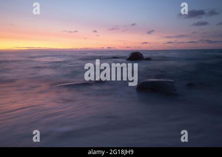 Splendido tramonto sulla spiaggia di un parco nazionale in svezia dopo una giornata estiva Foto Stock