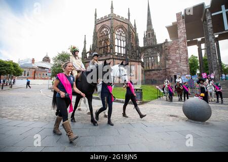 USO EDITORIALE SOLO Godivas del giorno moderno selezionato da pubblico nomination ride a cavallo da vari quartieri della città accompagnato da donne che portano bandiere e bandiere che rappresentano il loro manifesto per la città durante l'evento di firma di Coventry UK City of Culture, Coventry Moves. Data immagine: Sabato 5 giugno 2021. Foto Stock