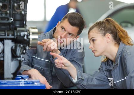 due meccanici in officina per la riparazione delle automobili Foto Stock