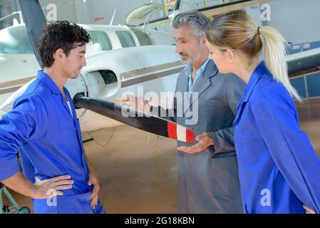 studenti di aviazione che guardano il propellor di piccoli aerei Foto Stock