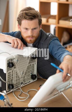 un giovane frustrato a causa della scarsa ricezione di internet Foto Stock