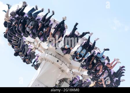 Le donne che indossano Islam musulmano Hijab scarfs testa e COVID 19 maschere di faccia che cavalcano l'asse corsa di brivido in Southend sul mare, Essex, Regno Unito. Varia, etnia Foto Stock