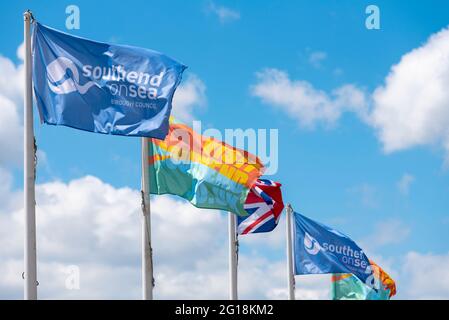 Bandiere sul lungomare che volano a Southend sul mare, Essex, Regno Unito. Southend on Sea Borough Council e visita Southend, con la bandiera di Union Jack. Giorno di sole luminoso Foto Stock