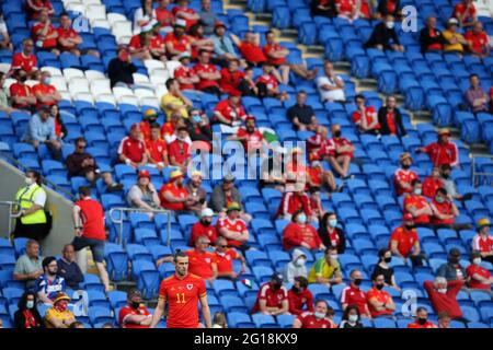 Cardiff, Regno Unito. 05 giugno 2021. Gareth Bale del Galles e dei tifosi del Galles guardano. Partita di calcio internazionale amichevole, Galles / Albania al Cardiff City Stadium, nel Galles del Sud, sabato 5 giugno 2021. pic by Andrew Orchard/Andrew Orchard sports photography/Alamy Live News Credit: Andrew Orchard sports photography/Alamy Live News Foto Stock