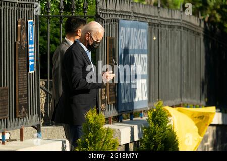 Washington DC, Stati Uniti. 5 Giugno 2021. Il presidente Joe Biden parte dalla chiesa cattolica della Santissima Trinità. Photo credit: Chris Kleponis/Sipa USA Credit: Sipa USA/Alamy Live News Foto Stock