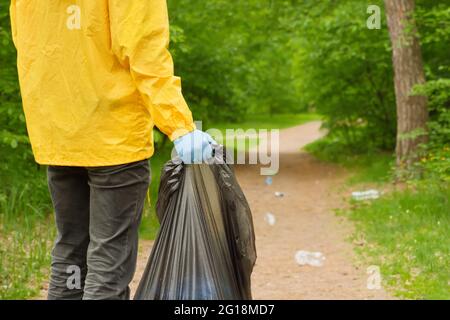 Volontariato ripulire rifiuti uno sfondo di parco. Plastica per inquinamento ecologico. Ambiente ecologico. Proteggere l'ambiente naturale. Concetto Foto Stock