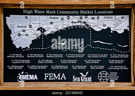 Una targa mostra i luoghi delle alte marcature di Hurricanes Camille e Katrina, 29 maggio 2021, a Biloxi, Mississippi. Foto Stock