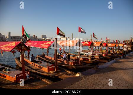 Abras sul torrente nel sole dorato del mattino, Dubai, Emirati Arabi Uniti, 13.12.2018 Foto Stock