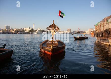 Abras sul torrente nel sole dorato del mattino, Dubai, Emirati Arabi Uniti, 13.12.2018 Foto Stock