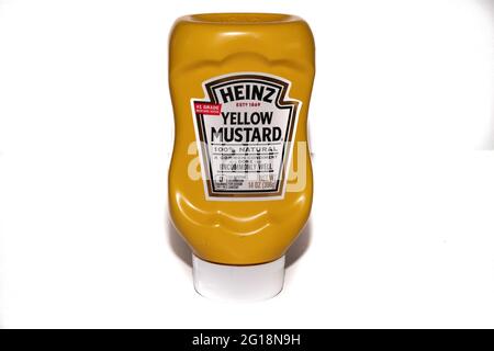 Lancaster, PA.USA - 5 giugno 2021: Una bottiglia di Heinz Yellow Mustard su sfondo bianco per un editoriale illustrativo.