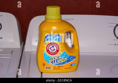 Lancaster, PA.USA - 5 giugno 2021: Una bottiglia di Arm and Hammer Oxiclean detersivo per bucato illustrativo. Foto Stock