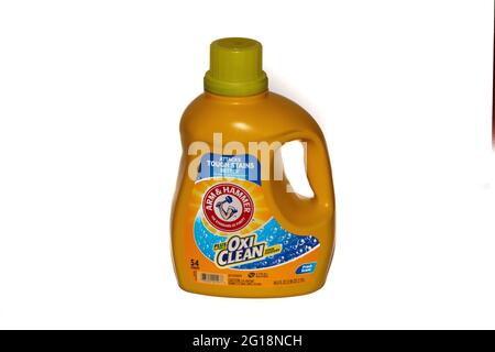 Lancaster, PA.USA - 5 giugno 2021: Una bottiglia di Arm and Hammer Oxiclean detersivo per bucato illustrativo. Foto Stock