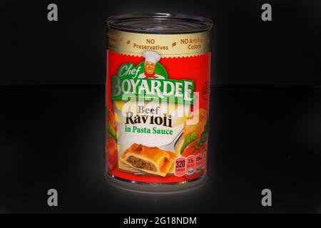 Lancaster, PA.USA - 5 giugno 2021: Una lattina di manzo di Boyardee Ravioli in salsa di Pasta su sfondo nero per editoriale illustrativo. Foto Stock