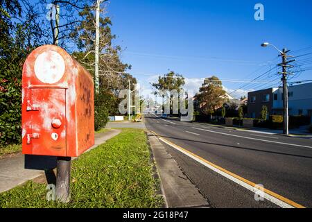 Rustica vecchia casella postale rossa e lettera sulla strada della zona residenziale suburbana di Sydney. Foto Stock