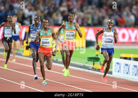 Muktar Edris (Etiopia) vince la Medaglia d'Oro maschile di 5000 metri, lasciando Mo Farah (Gran Bretagna) al secondo posto - Campionati del mondo IAAF di Londra 2017 Foto Stock