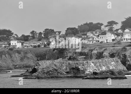 Vista B&W della storica città di mendocino lungo l'autostrada 1 nella california settentrionale degli Stati Uniti Foto Stock