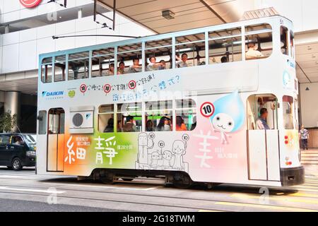 HONG KONG - APR. 19, 2011: Un tram elettrico nel centro del quartiere centrale di Hong Kong. Dal 1904, questi tram storici sono quelli del mondo Foto Stock