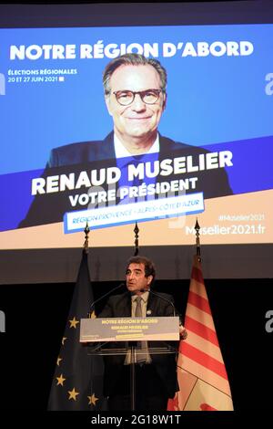 Christian Jacob, presidente del partito 'Les Republicains' (LR), fa un discorso a sostegno del candidato Renaud Muselier, il cui ritratto gigante è esposto sopra di lui come parte della campagna per le elezioni regionali. Renaud Muselier è membro del partito repubblicano (LR) e presidente della regione SUD. Corre per la propria successione nelle elezioni regionali che si terranno il 20 e 27 giugno 2021. È fortemente minacciato in questa elezione da Thierry Mariani, rappresentante del partito di estrema destra Rassemblement National (RN). Renaud Muselier ha fatto un accordo con il partito di governo (LaRem) Foto Stock