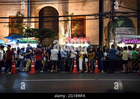 BANGKOK - 9 NOVEMBRE 2019 : acquistare e mangiare cibo turistico a Yaowarat strada, strada principale a Chinatown, il famoso cibo notturno di strada a Bangkok su Novemb Foto Stock