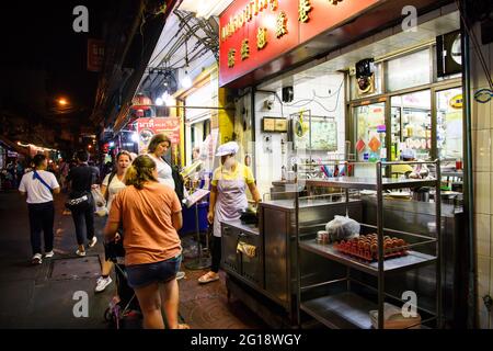 BANGKOK - 9 NOVEMBRE 2019 : acquistare e mangiare cibo turistico a Yaowarat strada, strada principale a Chinatown, il famoso cibo notturno di strada a Bangkok su Novemb Foto Stock