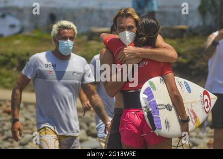Tamanique, El Salvador. 05 giugno 2021. Teresa Bonvalot dal Portogallo celebra una vittoria con i suoi compagni di squadra. El Salvador ospita l'ISA World Surfing Games, dove i vincitori riceveranno i biglietti per le Olimpiadi di Tokyo. (Foto di Camilo Freedman/SOPA Images/Sipa USA) Credit: Sipa USA/Alamy Live News Foto Stock