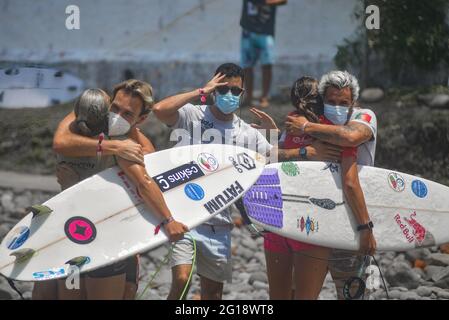 Tamanique, El Salvador. 05 giugno 2021. Teresa Bonvalot dal Portogallo celebra una vittoria con i suoi compagni di squadra. El Salvador ospita l'ISA World Surfing Games, dove i vincitori riceveranno i biglietti per le Olimpiadi di Tokyo. (Foto di Camilo Freedman/SOPA Images/Sipa USA) Credit: Sipa USA/Alamy Live News Foto Stock