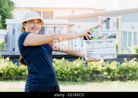 Donna asiatica che tiene la tavola dei colori dell'ardesia del film per l'industria cinematografica e televisiva Foto Stock