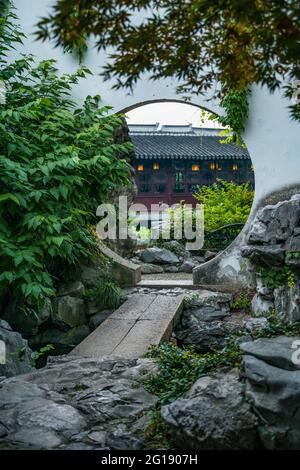 Vista interna del giardino Yipu, un giardino cinese tradizionale e patrimonio dell'umanità dell'UNESCO a Suzhou, Cina. Foto Stock