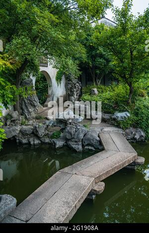 Vista interna del giardino Yipu, un giardino cinese tradizionale e patrimonio dell'umanità dell'UNESCO a Suzhou, Cina. Foto Stock