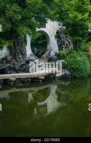 Vista interna del giardino Yipu, un giardino cinese tradizionale e patrimonio dell'umanità dell'UNESCO a Suzhou, Cina. Foto Stock