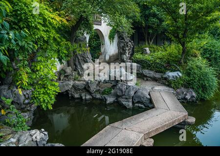 Vista interna del giardino Yipu, un giardino cinese tradizionale e patrimonio dell'umanità dell'UNESCO a Suzhou, Cina. Foto Stock