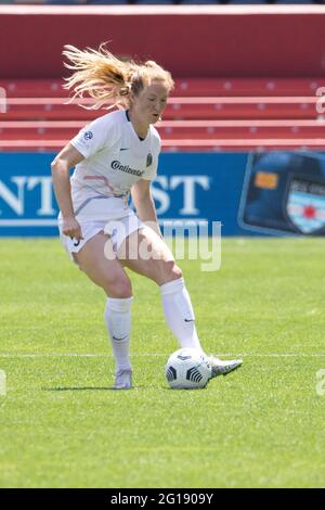 Il centrocampista del North Carolina Courage Sam Mewis (5) dribbles la palla durante una partita NWSL contro le Chicago Red Stars al SeatGeek Stadium, sabato, giugno Foto Stock