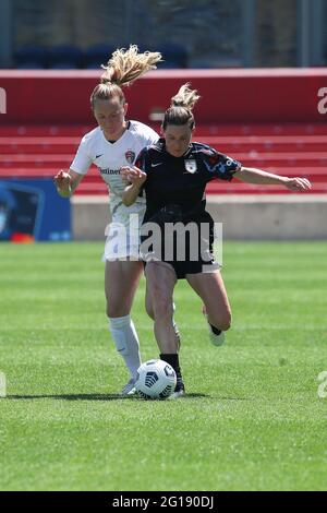 Il centrocampista del North Carolina Courage Sam Mewis (5) e il difensore delle Red Stars di Chicago Arin Wright (3) combattono per la palla durante una partita NWSL a SeatGeek sta Foto Stock