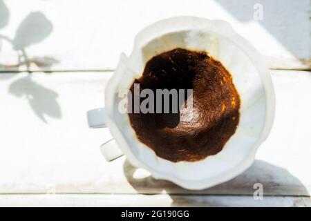 Deliziosa mattina appena infuso di caffè filtro sulla tavola in legno  rustico sfondo. processo di alternativa per l'infusione di caffè  utilizzando il metodo invertita Foto stock - Alamy