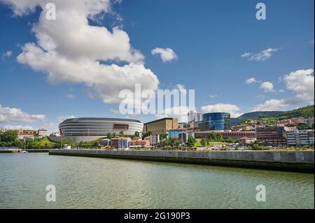 Fiume Nervion e stadio atletico di Bilbao (San Mames), Bilbao, Biscay, Euskadi, Euskal Herria, Paesi Baschi, Spagna, Europa Foto Stock