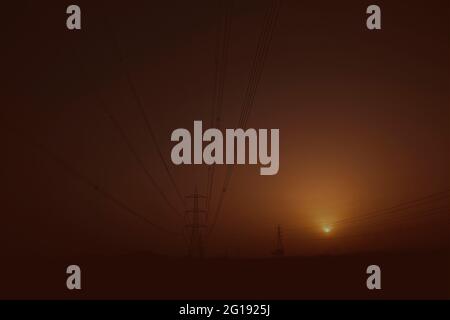 Bel tramonto dall'alba del deserto a bassa luce Foto Stock