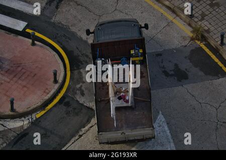 Vista aerea di camion nella città di Alicante, nella Comunità Valenciana, Spagna. Paesaggio Foto Stock