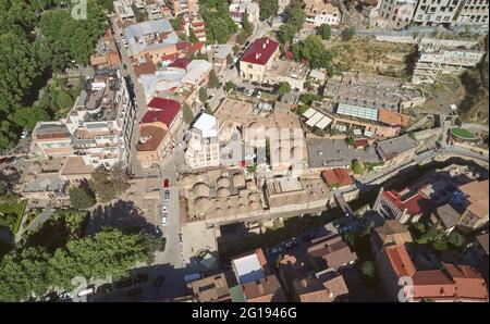 Bagno di zolfo nella vecchia Tbilisi sopra la vista del drone superiore Foto Stock