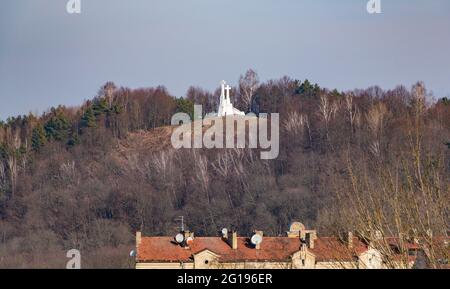 Una foto del monumento tre croci visto da lontano. Foto Stock