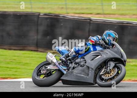 Diverse moto motociclette Racing a Oulton Park Motorsport Race Way Race Track Cheshire Campionato britannico Superbike Guy Martin Foto Stock