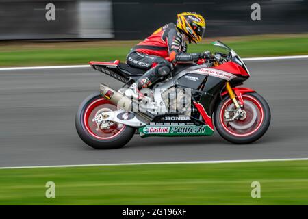 Diverse moto motociclette Racing a Oulton Park Motorsport Race Way Race Track Cheshire Campionato britannico Superbike Guy Martin Foto Stock