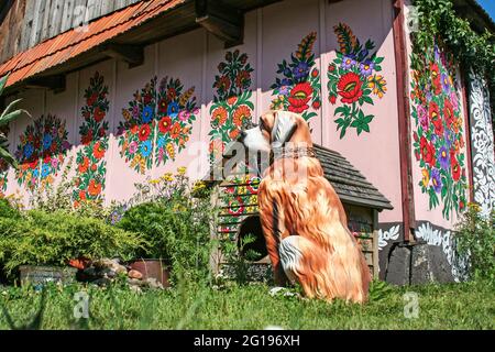 ZALIPIE, POLONIA - GIUGNO 29,2016: Villaggio colorato - parco storico dove tutti gli edifici e gli oggetti sono decorati con motivi floreali tradizionali. Aperto-ai Foto Stock