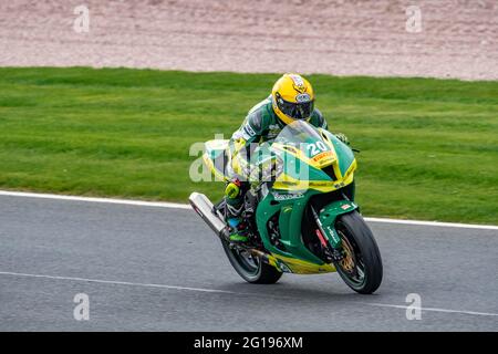 Diverse moto motociclette Racing a Oulton Park Motorsport Race Way Race Track Cheshire Campionato britannico Superbike Guy Martin Foto Stock