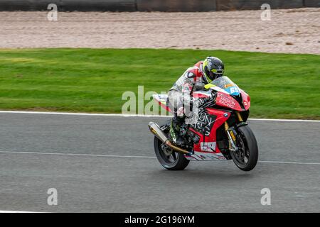 Diverse moto motociclette Racing a Oulton Park Motorsport Race Way Race Track Cheshire Campionato britannico Superbike Guy Martin Foto Stock