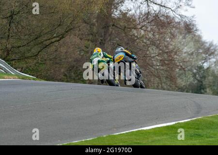 Diverse moto motociclette Racing a Oulton Park Motorsport Race Way Race Track Cheshire Campionato britannico Superbike Guy Martin Foto Stock