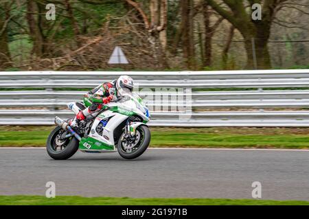 Diverse moto motociclette Racing a Oulton Park Motorsport Race Way Race Track Cheshire Campionato britannico Superbike Guy Martin Foto Stock