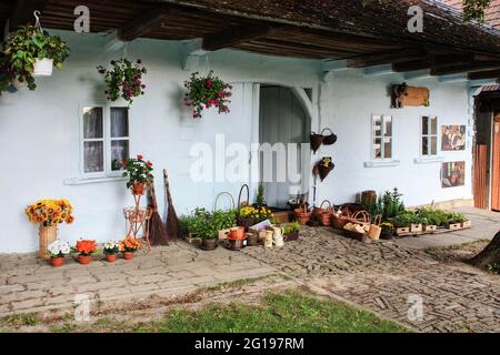 Centro storico della città di Lanckorona, località di lusso. Capanne in legno, iscritte nella lista del patrimonio mondiale dell'UNESCO. Lanckorona, Polonia Foto Stock