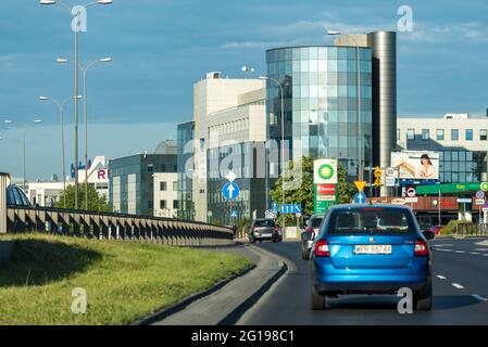 Varsavia, Polonia - 2 giugno 2021: Edifici in vetro nel centro della capitale polacca. La vicinanza dell'esilio siberiano Rondo. Foto Stock